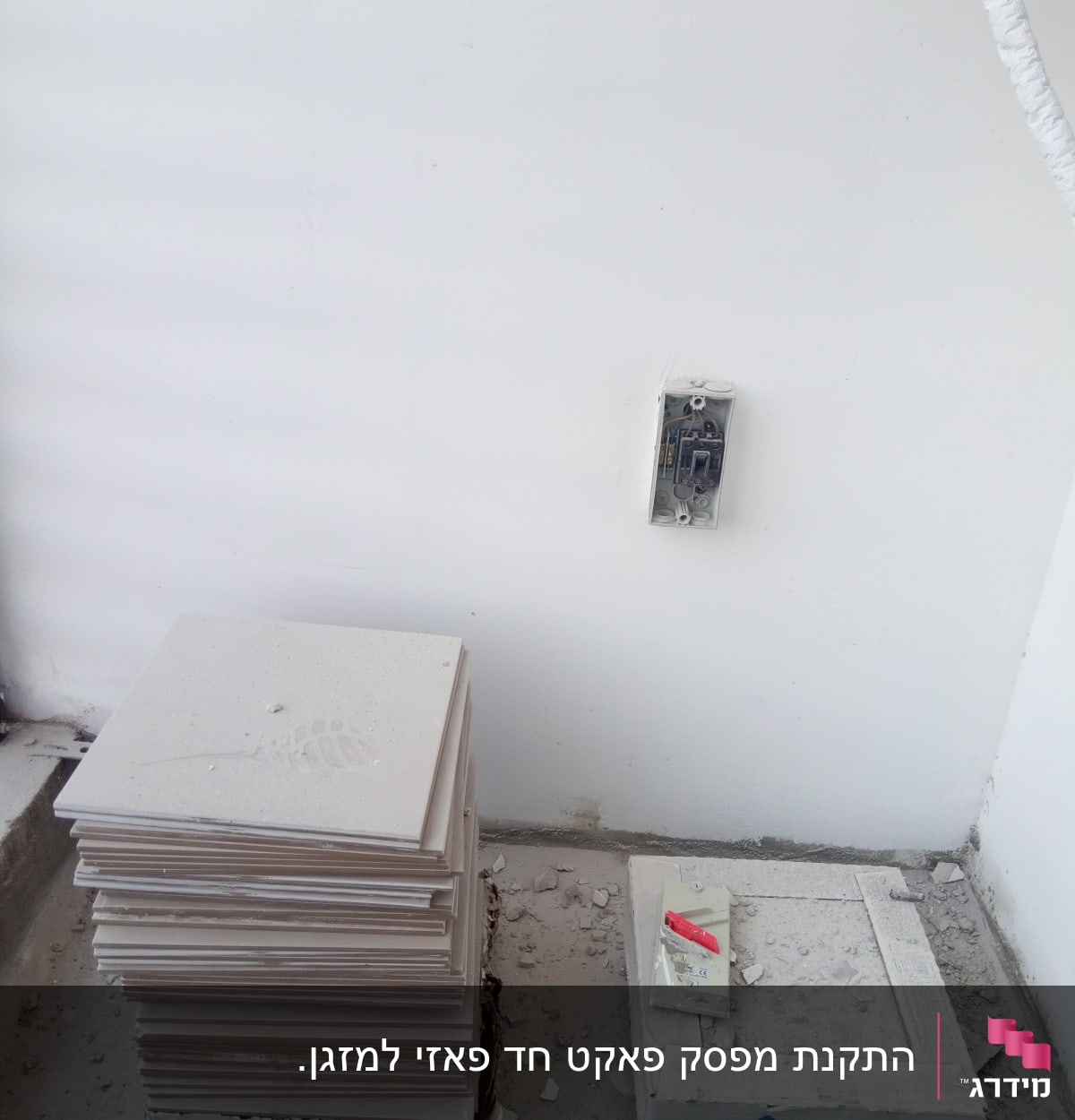 שקע חשמלי בקיר עם חוטים חשופים